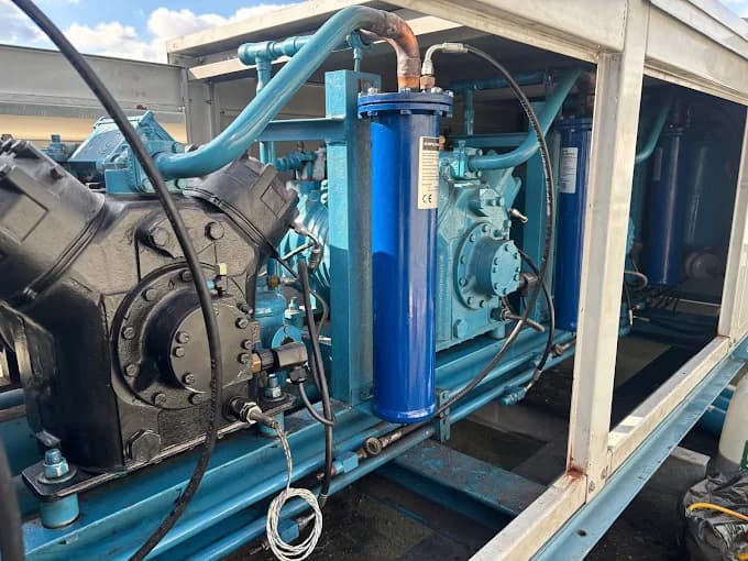 Groupe frigorifique bicompresseur avec filtre déshydrateur bleu sur toit-terrasse, dépannage de groupe froid